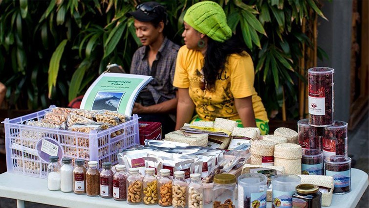 Deus Farmers Markets Cashews people selling green hat best organic markets in Bali